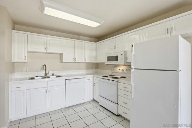 525 N Beech St, Escondido CA: https://media.crmls.org/mediaz/aba7041f-dd98-4b24-8c48-2e107374dd44.jpg