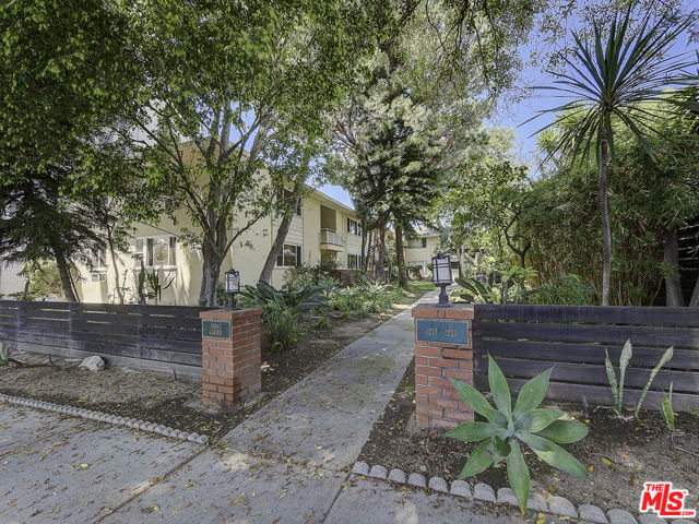 1217 North Crescent Heights Boulevard, B photo 2
