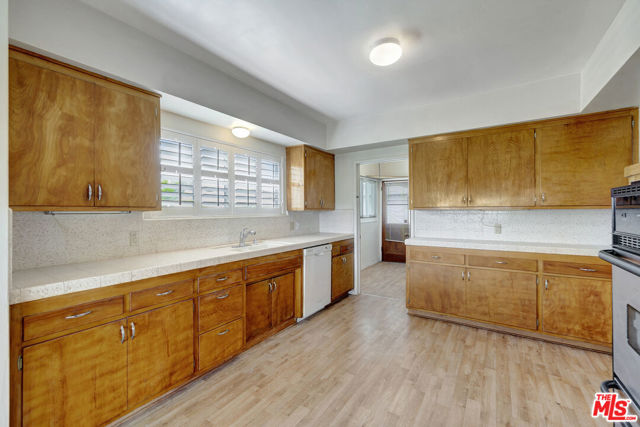 9855 Emperor Avenue, Arcadia CA: https://media.crmls.org/mediaz/aba8ef5c-019b-4032-ad70-d712658ecfd4.jpg