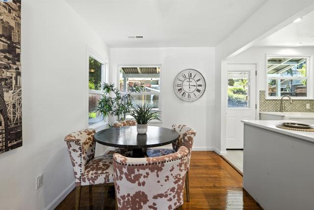 4030 Edwards Ave, Oakland CA: https://media.crmls.org/mediaz/aba90e94-9752-43dc-9111-d8afc731653e.jpg