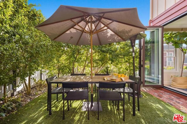 2584 Bungalow Place, Corona del Mar CA: https://media.crmls.org/mediaz/aba91f98-b329-4c8c-afb2-9b5a4993df8d.jpg