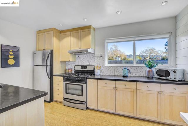 2327 10Th St, Berkeley CA: https://media.crmls.org/mediaz/aba9ed06-9a38-4b10-85e3-ca61e64fc4cf.jpg