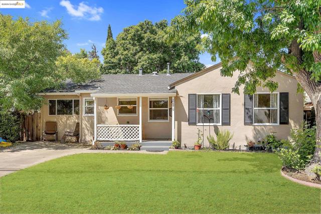 2670 Crescent Dr, Concord CA: https://media.crmls.org/mediaz/aba9ee3b-1be4-4c20-b62b-2a8aee730be1.jpg
