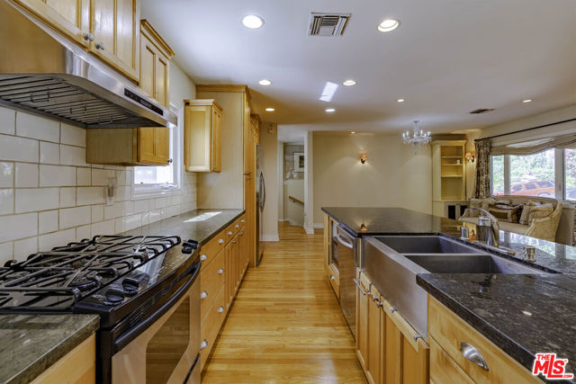 2250 Betty Lane, Beverly Hills CA: https://media.crmls.org/mediaz/ababb314-83a0-4284-be62-74fc210a533c.jpg