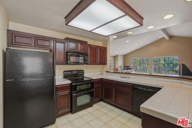 675 Oak Run Trail, Oak Park CA: https://media.crmls.org/mediaz/ababc816-812f-4cec-becb-70ea9c1d6dec.jpg