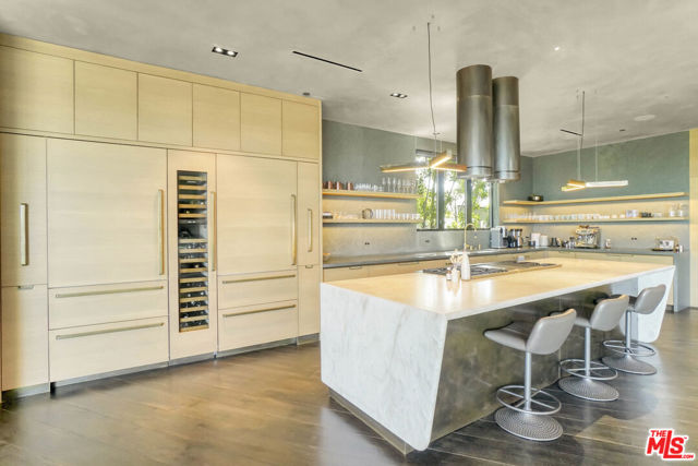 9152 Janice Place, Beverly Hills CA: https://media.crmls.org/mediaz/abac83db-6511-405b-bb25-58cd8b7eb3f6.jpg