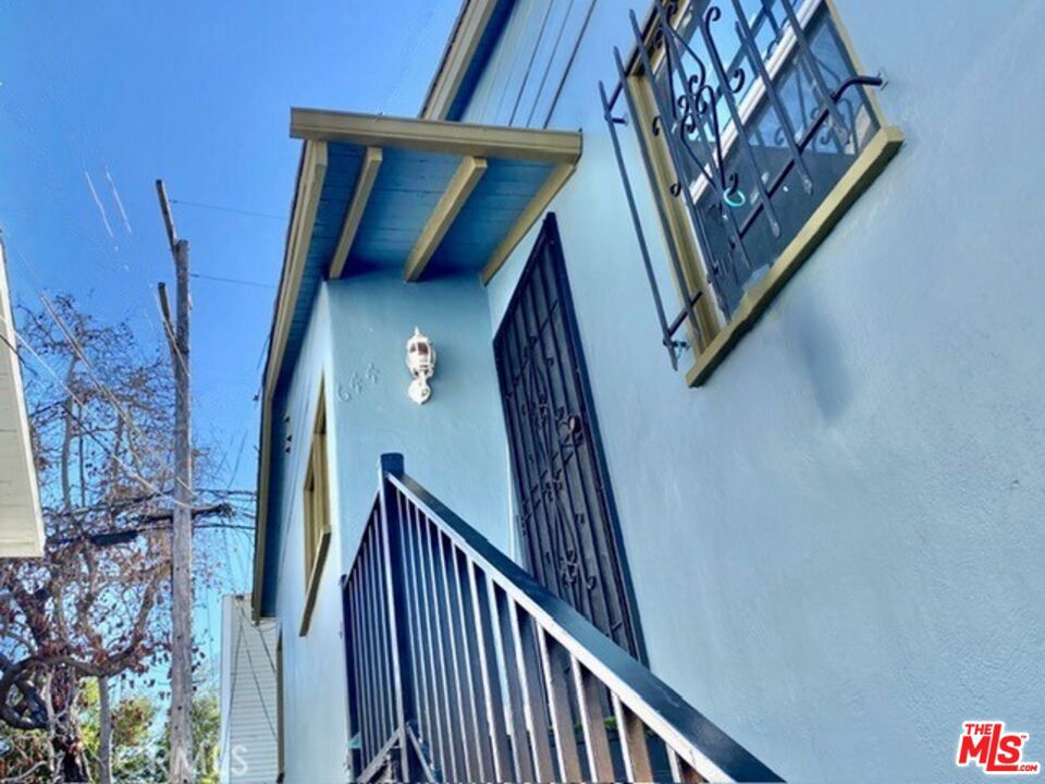 644 W 40th Place