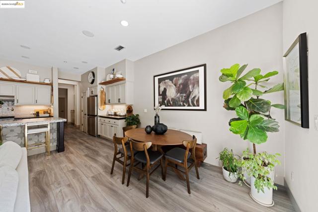 881 Inverness Ln, Brentwood CA: https://media.crmls.org/mediaz/abad5db4-5196-40fe-b29a-4e9ba9a985b7.jpg