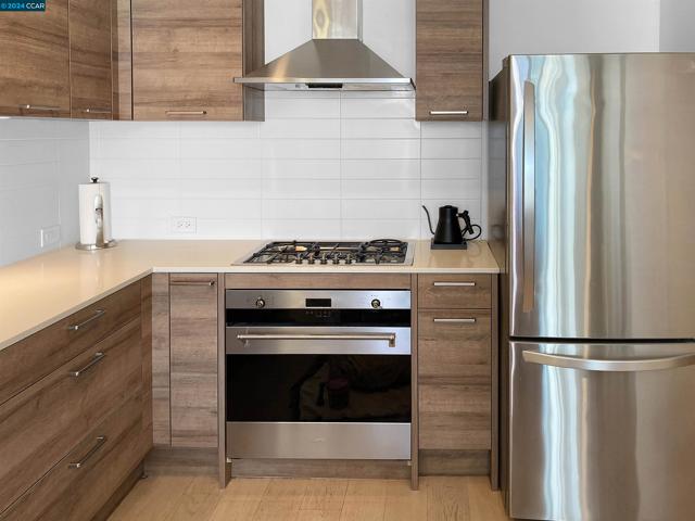 1075 Market St, San Francisco CA: https://media.crmls.org/mediaz/abadb091-2d39-4985-a36e-090afd478df8.jpg