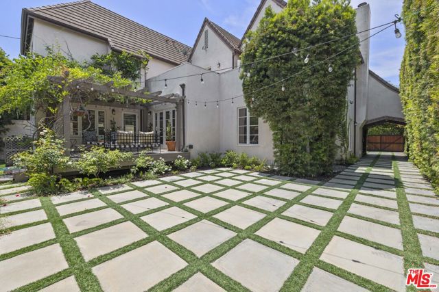 736 S Cloverdale Avenue, Los Angeles CA: https://media.crmls.org/mediaz/abadd999-16ff-4a83-a010-10702ad45960.jpg
