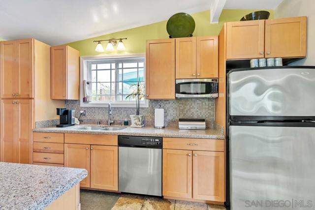 3031 Larkin Pl, San Diego CA: https://media.crmls.org/mediaz/abae3e10-01c9-4c6c-ab16-863901250bf5.jpg