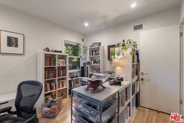 7667 Chisholm Avenue, Van Nuys CA: https://media.crmls.org/mediaz/abaed5f3-fcb5-4897-94dd-52613f921629.jpg