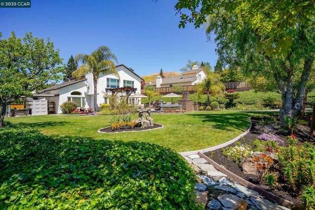 219 Nottingham Pl, Danville CA: https://media.crmls.org/mediaz/abaf5504-5d2c-4884-8606-97a2d9896c75.jpg
