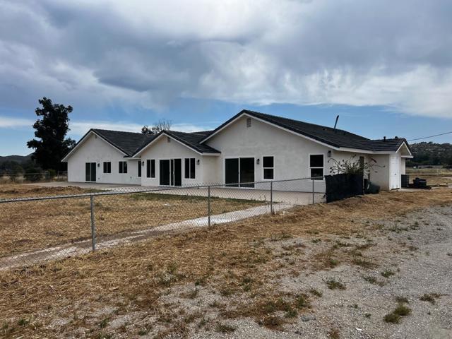 2152 Walnut St, Ramona CA: https://media.crmls.org/mediaz/abafadb1-ef67-4504-9214-6e6340e41851.jpg
