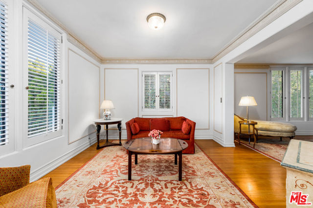 191 S Hudson Avenue, Los Angeles CA: https://media.crmls.org/mediaz/abb06777-816d-468b-b588-0c10dff5389d.jpg