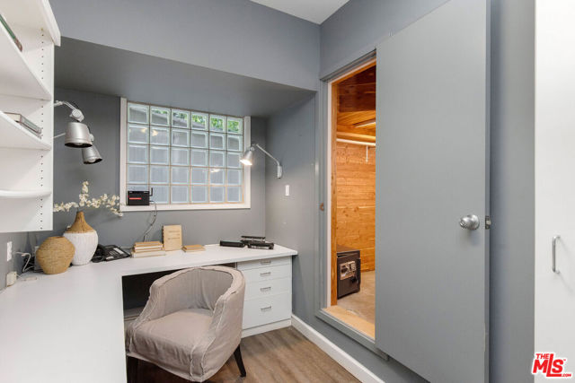 10155 Valley Spring Lane, Toluca Lake CA: https://media.crmls.org/mediaz/abb174c5-4983-4f2e-970f-30201ae2cc16.jpg