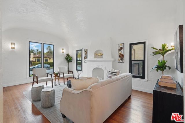 8919 Beverlywood Street, Los Angeles CA: https://media.crmls.org/mediaz/abb1cd27-cd01-42e8-ae37-d5610be461f0.jpg