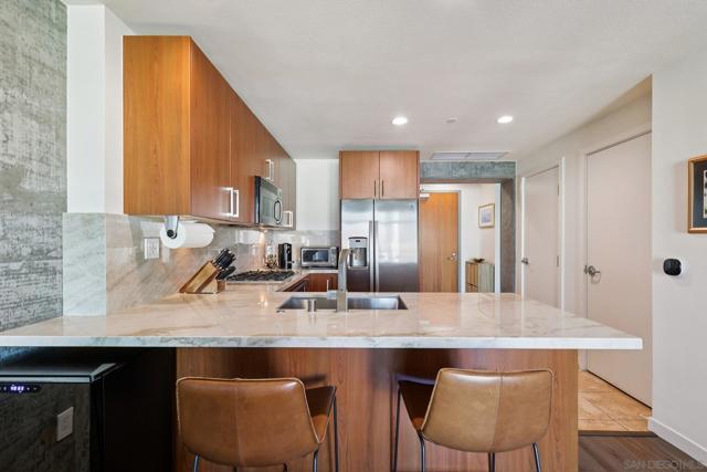 800 The Mark Ln, San Diego CA: https://media.crmls.org/mediaz/abb219d1-8de7-4bcd-8d2a-bcc4ee6d8674.jpg