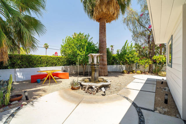 689 E Camino Parocela, Palm Springs CA: https://media.crmls.org/mediaz/abb4c4f9-d5e9-420a-970c-804739725578.jpg