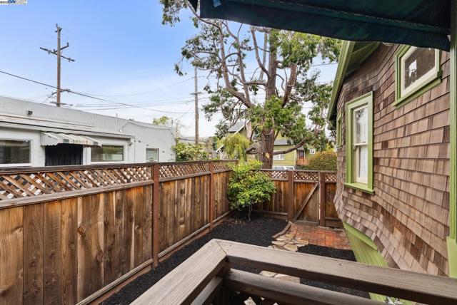 3206 Garfield Ave, Alameda CA: https://media.crmls.org/mediaz/abbb10ac-8917-4b51-b832-24693e7c05be.jpg