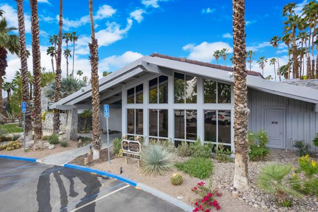 162 Lost River Drive, Palm Desert CA: https://media.crmls.org/mediaz/abbc2661-55a3-4428-bc04-0b518142bf9c.jpg