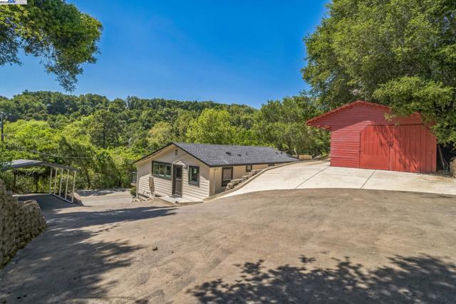 18698 Cull Canyon Rd, Castro Valley CA: https://media.crmls.org/mediaz/abbccf6a-f6da-4371-8014-e1278998a9d4.jpg