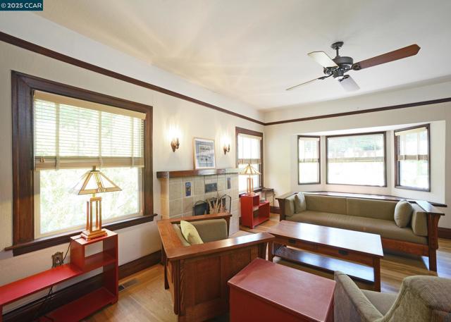 1331 Court Street, Martinez CA: https://media.crmls.org/mediaz/abbd6c71-3b48-4307-ba92-b61a19e5b88f.jpg