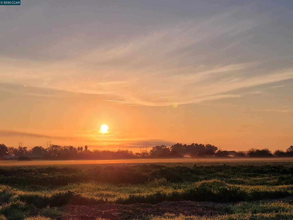 https://media.crmls.org/mediaz/abbdbdfa-5def-4bb9-be0c-c9d60a1fd2f7.jpg?preset=X-Large
