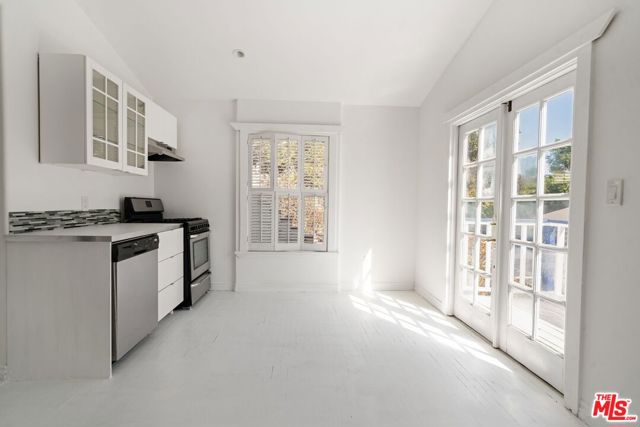 2165 Valentine Street, Los Angeles CA: https://media.crmls.org/mediaz/abbe0d2b-c7a7-47b8-ba20-8311bfeefd5e.jpg