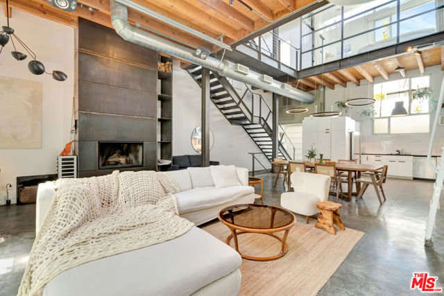 25 Brooks Avenue, Venice CA: https://media.crmls.org/mediaz/abbe28eb-f9ba-4559-999e-4082dc02c826.jpg