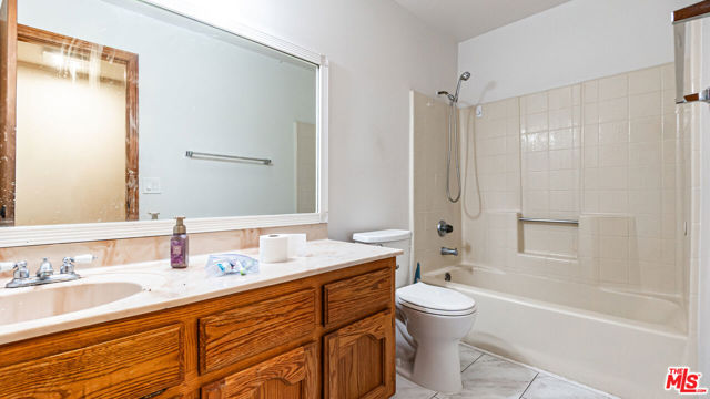 26665 Lakeview Drive, Helendale CA: https://media.crmls.org/mediaz/abbfed24-c39e-4ed9-9d24-34f6a54503a1.jpg