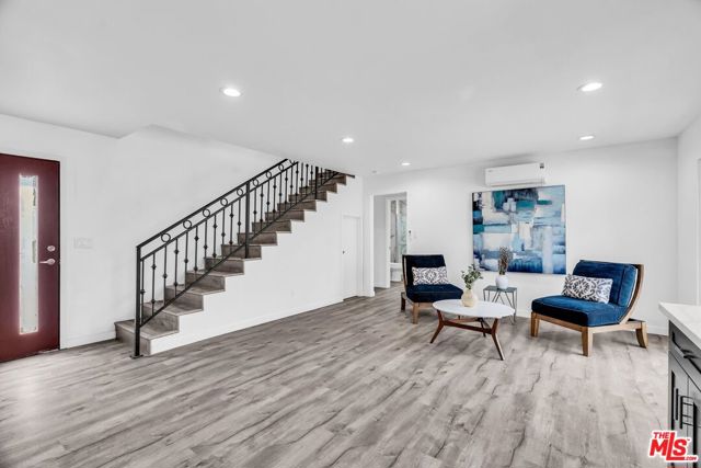9959 Wisner Avenue, Mission Hills (San Fernando) CA: https://media.crmls.org/mediaz/abc01f05-044f-4ccb-8428-33bd909c4bee.jpg