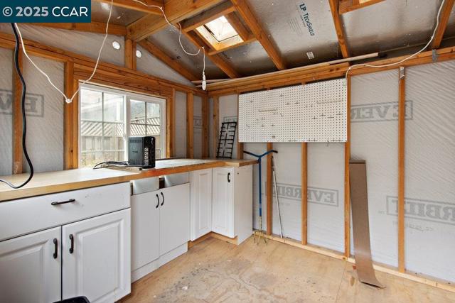 1613 Stanton St, Alameda CA: https://media.crmls.org/mediaz/abc0c956-9671-46f6-9353-d59aba86d5d0.jpg