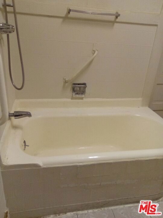 815 W 50th Street, Los Angeles CA: https://media.crmls.org/mediaz/abc0d70e-0a1c-479c-9159-759f287c1113.jpg