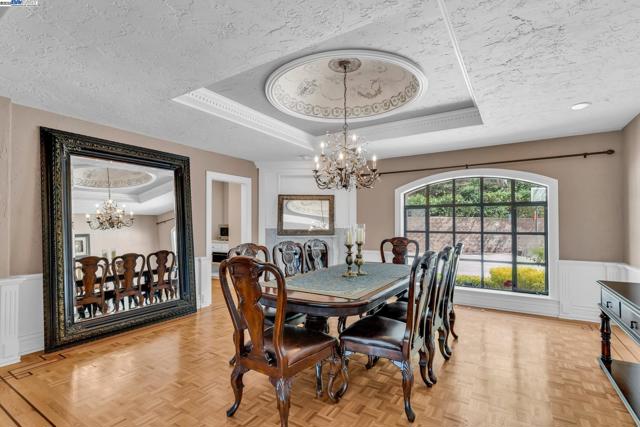 219 Valley Oaks Dr, Alamo CA: https://media.crmls.org/mediaz/abc2e3e8-2927-4e49-adcb-95fa661894f1.jpg