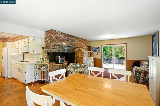 3363 Mcgraw Ln, Lafayette CA: https://media.crmls.org/mediaz/abc4065a-4aad-4a5d-89e0-3db2142ae283.jpg