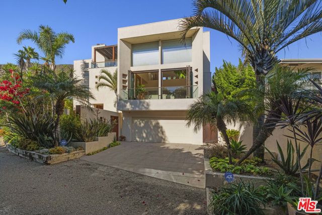 31851 Seafield Drive, Malibu CA: https://media.crmls.org/mediaz/abc427e4-10fa-4e84-b313-72f06b0c3bae.jpg