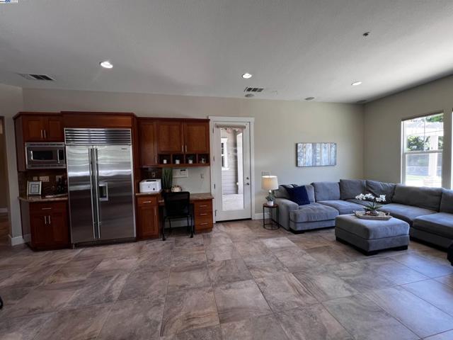 2344 Treadwell St, Livermore CA: https://media.crmls.org/mediaz/abc469bb-98b9-4f36-b473-f7f29fcff257.jpg