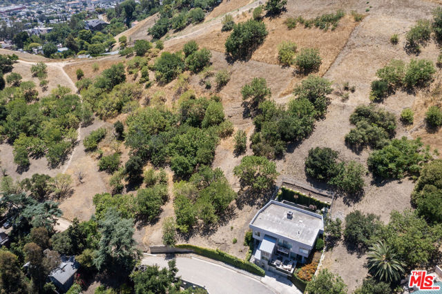 3995 Glenalbyn Drive, Los Angeles CA: https://media.crmls.org/mediaz/abc8bf69-304a-4d9d-99aa-43b437d61674.jpg