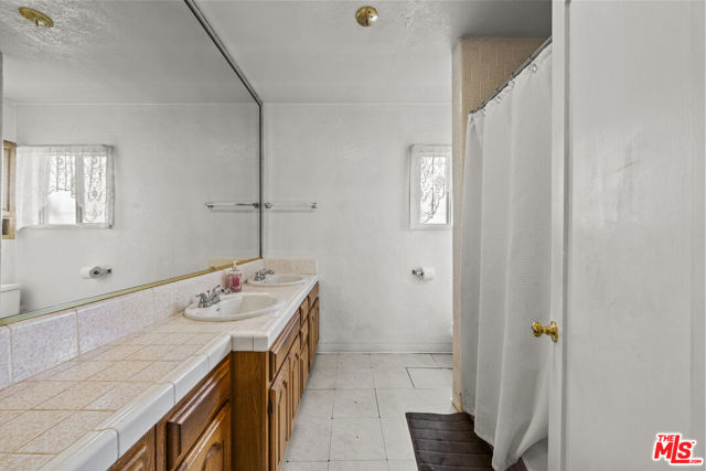 2729 W 79th Street, Inglewood CA: https://media.crmls.org/mediaz/abc9094a-39cb-4a70-9902-acd926dd14fb.jpg