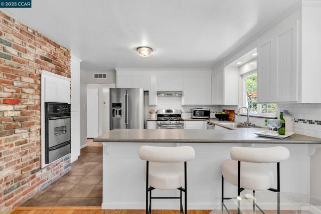 240 CASTLE GLEN ROAD, Walnut Creek CA: https://media.crmls.org/mediaz/abc96efe-379f-4cba-b987-df70edbeed7f.jpg