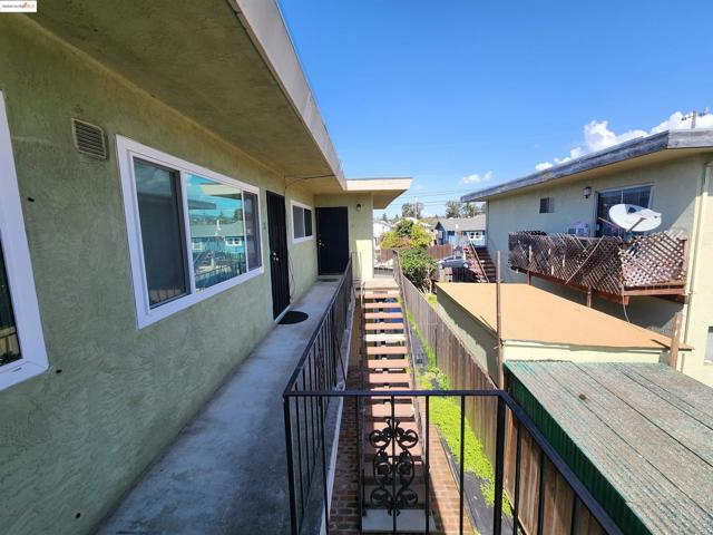 2724 Octavia St, Oakland CA: https://media.crmls.org/mediaz/abca1004-3e1c-4e82-947e-52d560d928c4.jpg