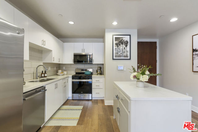 13337 Beach Avenue, Marina del Rey CA: https://media.crmls.org/mediaz/abca2082-157f-4cf9-a69d-81814fcf7f6c.jpg