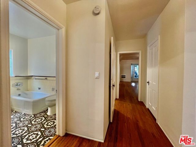 8474 Fountain Avenue, West Hollywood CA: https://media.crmls.org/mediaz/abca20f2-6982-4808-8dd3-2d21a5b76b05.jpg
