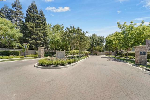 1993 Fairway Oaks Dr, Ripon CA: https://media.crmls.org/mediaz/abcaac08-4edf-4dea-b0f9-87b714e86438.jpg