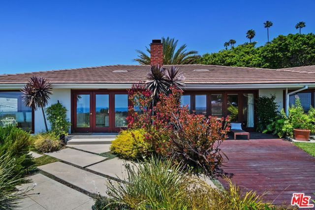 1166 LAS PULGAS Place, Pacific Palisades CA: https://media.crmls.org/mediaz/abcaffe2-17c0-4a30-a0a4-37cdfe3ab003.jpg