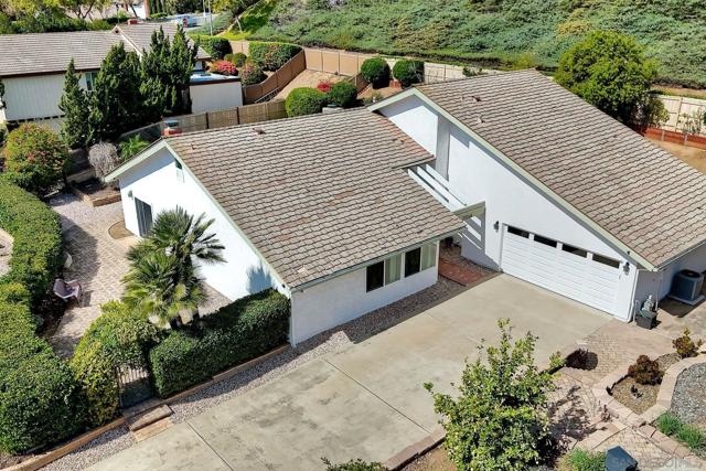 17240 Cuvee Ct, Poway CA: https://media.crmls.org/mediaz/abcb03b9-9b50-4950-b78a-bf47198927dd.jpg