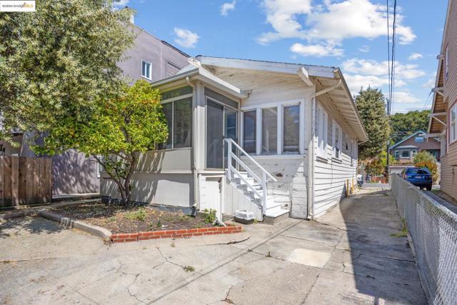 271 38Th St, Oakland CA: https://media.crmls.org/mediaz/abcb0c62-f7e8-4fed-b819-4fca31b8c8cc.jpg