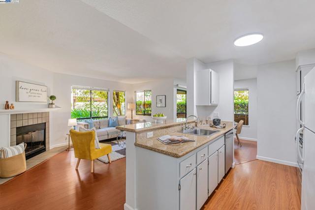 39199 Guardino Drive, Fremont CA: https://media.crmls.org/mediaz/abcb8421-70da-419a-aa48-1711a7354c36.jpg