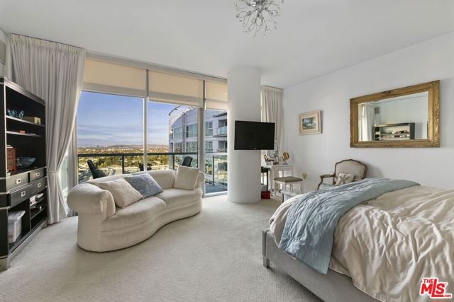 13650 Marina Pointe Drive, Marina del Rey CA: https://media.crmls.org/mediaz/abcc5c02-71ab-4f35-b4d0-30049e441ebd.jpg